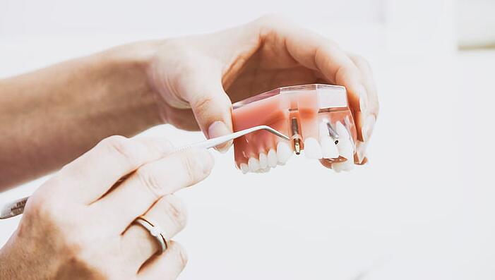 假牙黏著劑副作用大嗎？