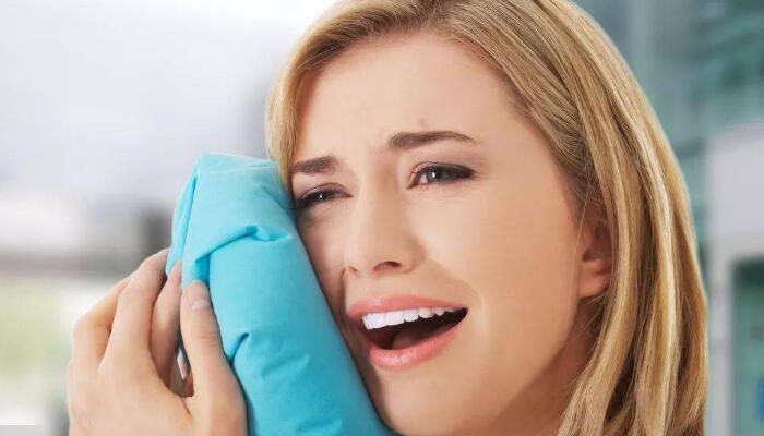 上牙齦痛是什麽原因？