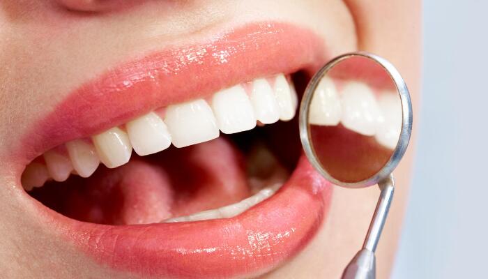 牙齒根部變黑什麼原因？