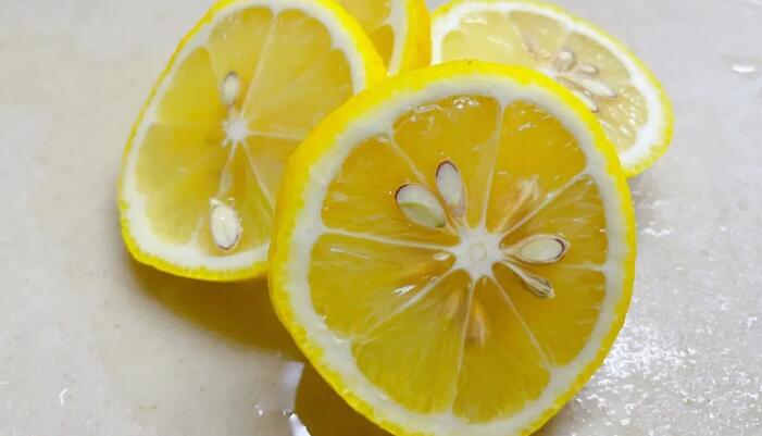喉嚨痛可以喝檸檬水嗎