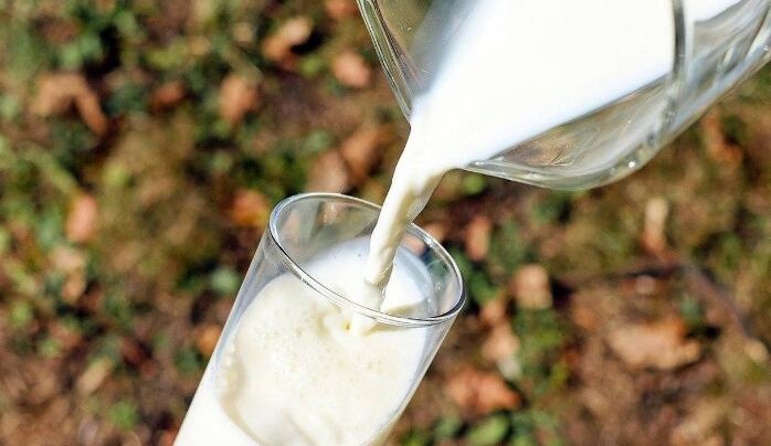 喉嚨痛可以喝牛奶嗎